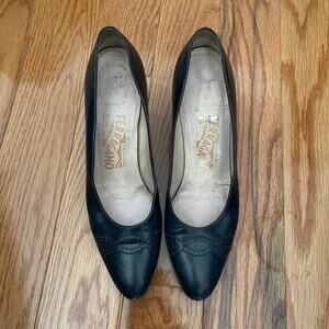 Salvatore Ferragamo Pumps Womens 9 AAA Navy Blue Leather Heels Made in Italy